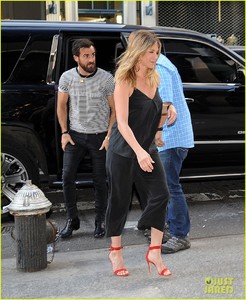 jennifer-aniston-justin-theroux-go-on-double-date-with-howard-stern-02.jpg