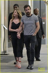 jennifer-aniston-justin-theroux-go-on-double-date-with-howard-stern-04.jpg