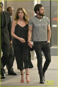 jennifer-aniston-justin-theroux-go-on-double-date-with-howard-stern-06.jpg