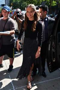 Alicia-Vikander--Greets-Her-Fans-in-Manhattan--09.jpg