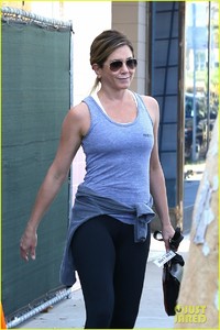 jennifer-aniston-gets-pamperd-at-901-salon-02.jpg