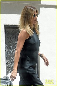 jennifer-aniston-wears-cute-lbd-for-summer-day-06.JPG