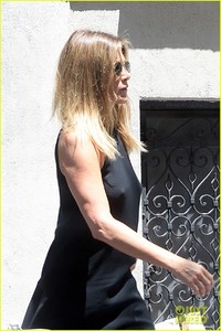 jennifer-aniston-wears-cute-lbd-for-summer-day-07.JPG
