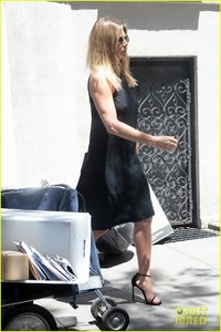 jennifer-aniston-wears-cute-lbd-for-summer-day-10.JPG