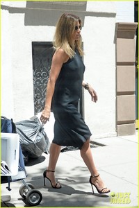 jennifer-aniston-wears-cute-lbd-for-summer-day-11.JPG