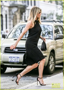 jennifer-aniston-wears-cute-lbd-for-summer-day-13.JPG