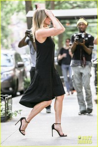 jennifer-aniston-wears-cute-lbd-for-summer-day-16.JPG
