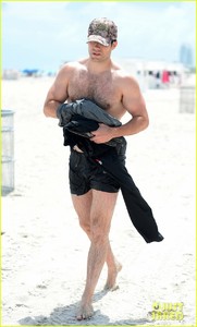 henry-cavill-shirtless-swim-in-miami-07.JPG