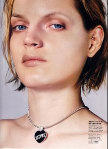 Guinevere-Van-Seenus-by-Donna-Trope-for-Vogue-Nippon-May-2001-1-743x1024.jpg