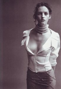 Portrait_of_Style_vogue it jan 1999 peter lindbergh 19.jpg