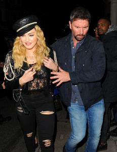 madonna271016ZNimage5.jpg