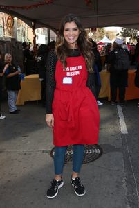 ali-landry-la-mission-s-thanksgiving-dinner-in-los-angeles-11-23-2016-3.jpg