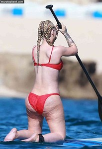iggy_azalea_bikini_0005.jpg