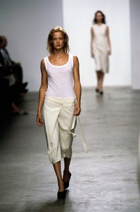 CALVIN-KLEIN-SPRING-1999-RTW-02-CAROLYN-MURPHY-CN10041287.jpg