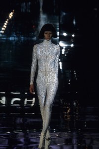 GIVENCHY-FALL-1999-RTW-057.jpg