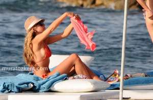 hadise_bikini_0002.jpg
