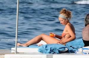 hadise_bikini_0004.jpg