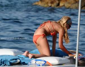 hadise_bikini_0014.jpg