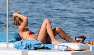 hadise_bikini_0019.jpg