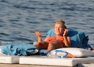 hadise_bikini_0022.jpg