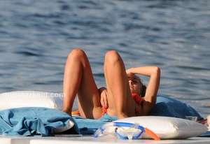 hadise_bikini_0024.jpg
