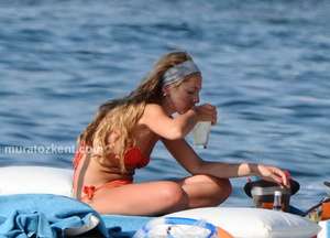 hadise_bikini_0035.jpg