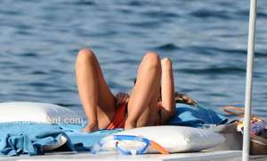 hadise_bikini_0043.jpg