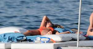 hadise_bikini_0045.jpg
