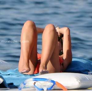 hadise_bikini_0048.jpg