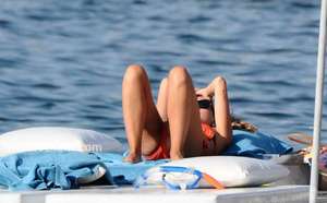 hadise_bikini_0052.jpg