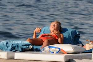 hadise_bikini_0058.jpg