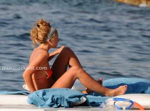 hadise_bikini_0066.jpg