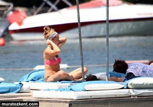 hadise_bikini_0072.jpg