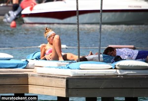 hadise_bikini_0076.jpg
