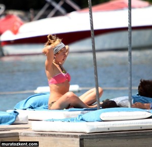 hadise_bikini_0081.jpg
