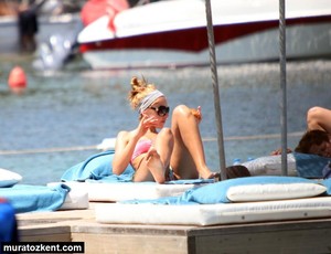 hadise_bikini_0089.jpg