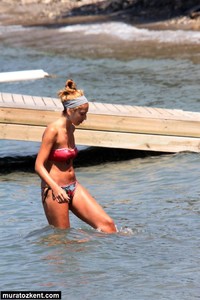hadise_bikini_0090.jpg