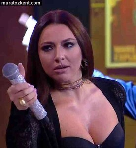 hadise_dekolte_tvcaps_0016.jpg