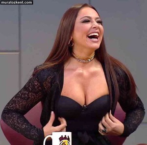 hadise_dekolte_tvcaps_0020.jpg