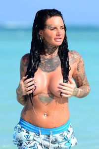 NSFW-Jemma-Lucy-profite-de-ses-vacances-seins-nus-14.thumb.jpg.eb3550e4a1faafb6c54a1aad3be8ecce.jpg