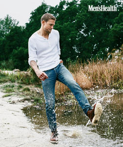 charlie-hunnam-mens-health-inline11.jpg