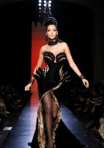 nabilla-au-defile-jean-paul-gaultier-haute.jpg