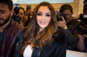 nabilla-au-salon-du-livre.jpg