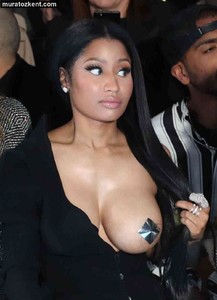 nicki_minaj_topless_ustsuz_0015.jpg