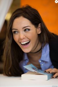 2442001-nabilla-benattia-dedicace-son-livre-tro-950x0-2.jpg