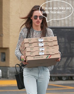 alessandra-ambrosio-getting-pizza-in-pacific-palisades-06-09-2015_1.thumb.jpg.6161294281239008641c3bca98cbdee3.jpg