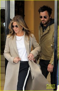 jennifer-aniston-justin-theroux-out-in-paris-04.thumb.jpg.f6bb9bef9125169d09a622f1ca510d0a.jpg