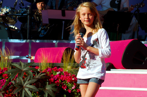 zara_larsson_upptrc3a4der_pc3a5_sommarkrysset_2008_by_daniel_c3a5hs_karlsson_2.jpg