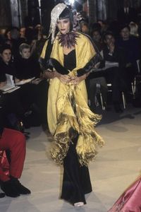 5919c23c81914_ChristianDiorSpringSummer1997ParisHauteCouture.thumb.jpg.0f1d7dcb2dac37b8e6a72db60f9efeb9.jpg