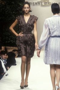 5921928116b66_PierreBalmainSpringSummer1996ParisHauteCouture.thumb.jpg.79e473329afbf79de901c09b17796e1e.jpg